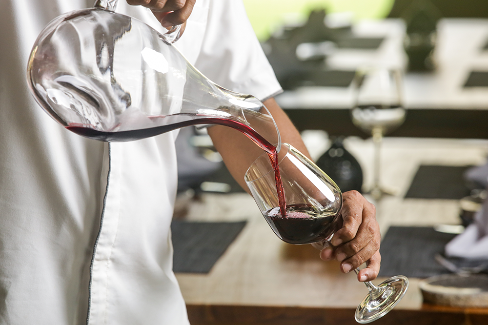 Rotwein-dekantieren_315861783